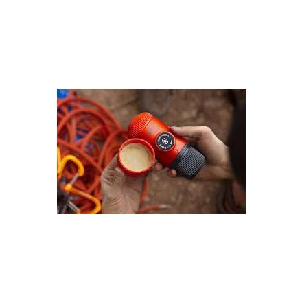 Coffee66 Wacaco Nanopresso Lávavörös hordozható kávéfőző + kemény védőtok