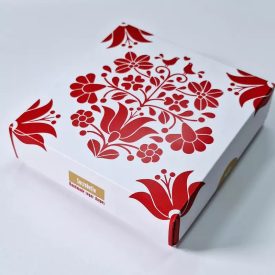 Coffee66 Cukrobello Virág  formacukor  piros magyar kalocsai motivumos dobozban – különleges kávékiegészítő